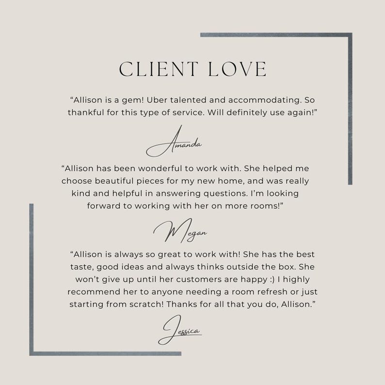 Puede incluir: Una pantalla gr&aacute;fica beige titulada CLIENT LOVE con tres testimonios de clientes. El texto incluye rese&ntilde;as de Amanda, Megan y Jessica elogiando los servicios de Allison, enmarcadas por dos corchetes gris oscuro sobre un fondo beige claro.