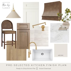 Peut inclure: Un tableau d'inspiration pour cuisine comprenant une suspension crème, des placards blancs et en bois, une hotte en bois marron, un robinet doré, un évier blanc, de la quincaillerie dorée, du carrelage en marbre blanc et du parquet clair.