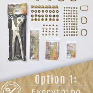 Pu&ograve; includere: Un set di ferramenta in metallo dorato per la lavorazione del cuoio, tra cui bottoni a pressione, anelli, anelli a D, moschettoni girevoli e una punzonatrice rotativa. Il set include anche due confezioni di strumenti e una piccola borsa di bottoni a pressione aggiuntivi.