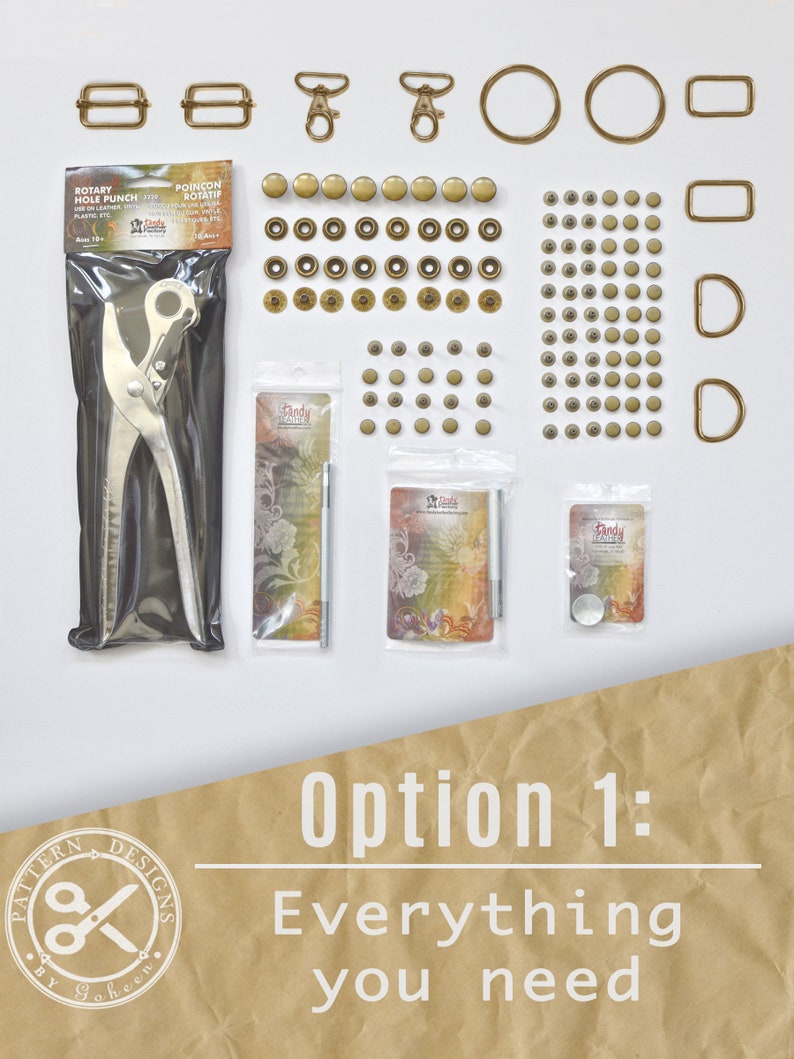 Pu&ograve; includere: Un set di ferramenta in metallo dorato per la lavorazione del cuoio, tra cui bottoni a pressione, anelli, anelli a D, moschettoni girevoli e una punzonatrice rotativa. Il set include anche due confezioni di strumenti e una piccola borsa di bottoni a pressione aggiuntivi.
