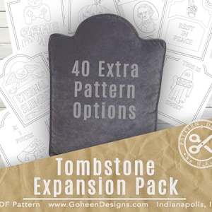 Puede incluir: Una almohada en forma de lápida de color gris oscuro está centrada, con el texto "40 Extra Pattern Options". Alrededor de la almohada hay varios diseños de papel blanco con varias ilustraciones y frases con temática de Halloween. La parte inferior de la imagen dice "Tombstone Expansion Pack."
