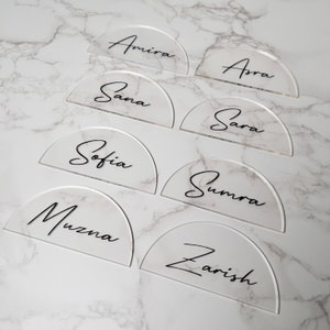 Marque-places en acrylique demi-cercle - Plaques d'identification transparentes en forme de demi-cercle - Cadeau personnalisé - Décoration moderne - Cartes de visite pour baby shower