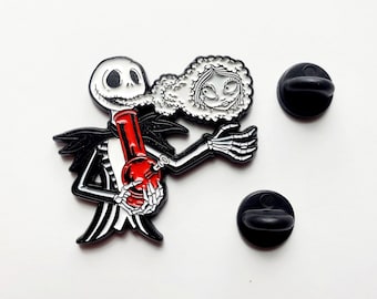 以下が含まれることがあります： 黒と白のエナメルピン。カートゥーンのスケルトンが赤いボングを持っており、白い煙の雲が出ています。煙の雲の中にはカートゥーンの顔があります。ピンには黒いゴム製のクラッチバックが付いています。
