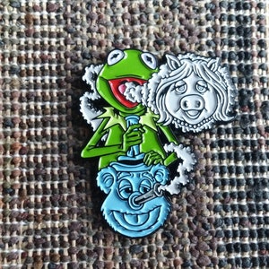 Pin de solapa esmaltado con dibujo de rana, oso y cerdo