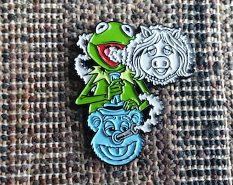 10er Packung Cartoon Frosch Puppe Schwein Bär Medizinisches Marihuana Emaille Revers Hut Pin Lot Pins