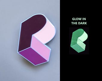 Spilla da bavero in metallo smaltato con logo PL Cube, variante viola che si illumina al buio