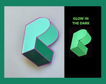Spilla da bavero in metallo smaltato con logo PL Cube, verde acqua e verde fluorescente, variante fosforescente