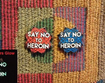 2er Set Just Say No To Heroin Glow in the Dark Glitter Heilige Geometrie Emaille Revers Hut Pin