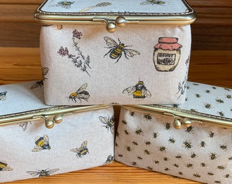 Caja organizadora de costura Bee Linen, estuche de almacenamiento hecho a mano para herramientas de bordado y punto de cruz.