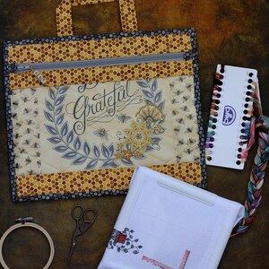Bolsa organizadora de bordado con cremallera y ventana de vinilo para proyectos de punto de cruz en proceso. imagen 6
