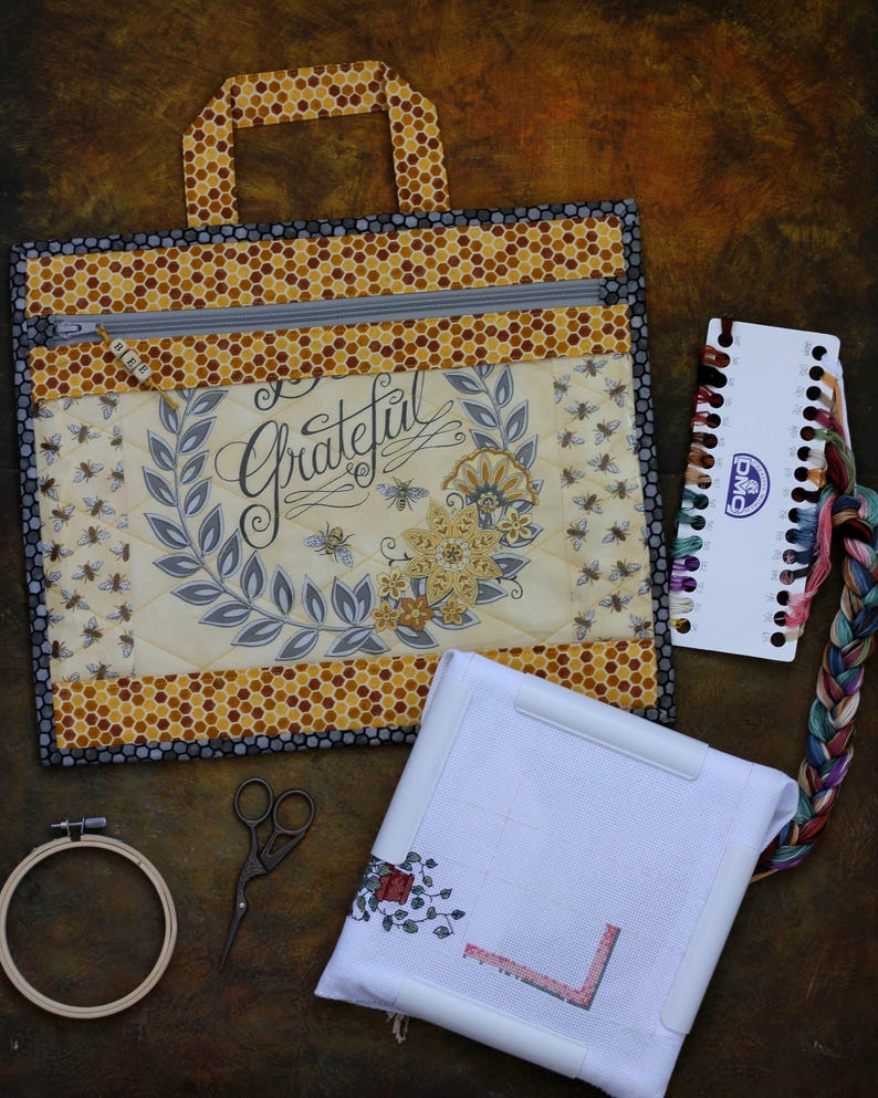Bolsa organizadora de bordado con cremallera y ventana de vinilo para proyectos de punto de cruz en proceso. imagen 6