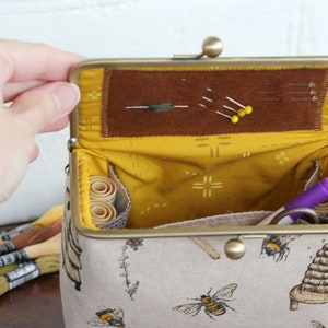 Bee Sewing Box Needlework Case Cross Stitch Embroidery Storage Travel Punch Needle Tools Holder Quilter Scissors Pouch Craft Organizer 画像 3