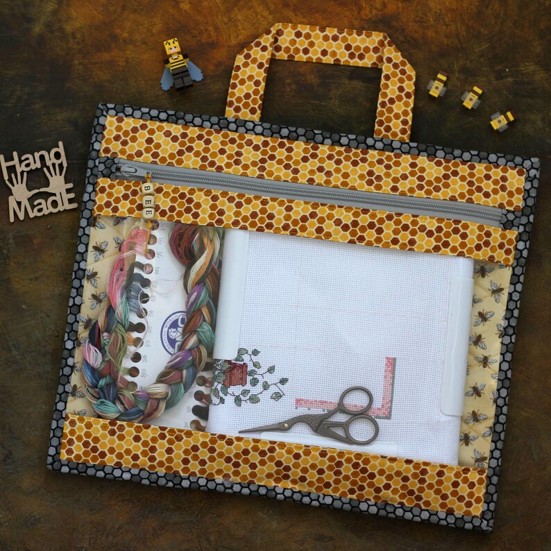 Bolsa organizadora de bordado con cremallera y ventana de vinilo para proyectos de punto de cruz en proceso. imagen 8
