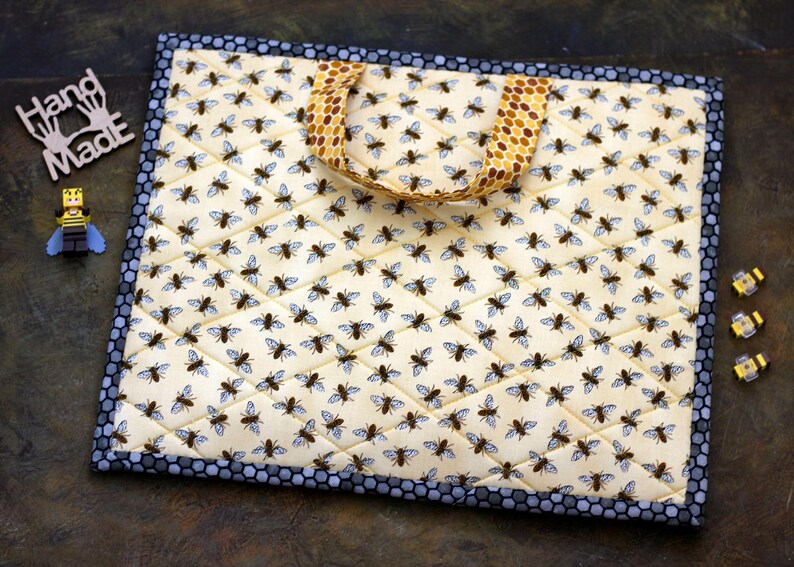 Bolsa organizadora de bordado con cremallera y ventana de vinilo para proyectos de punto de cruz en proceso. imagen 7