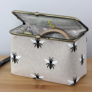 Bee Sewing Box Case Scissor Storage Travel Needlework Holder Cross Stitch Quilting Scissors Keeper Organizer Craft Quilter Gift