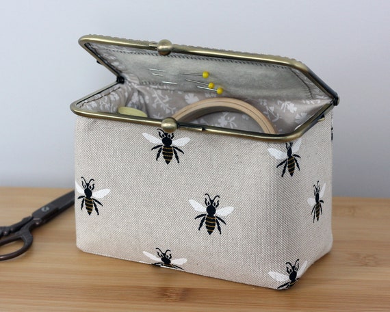 Luxja Rangement D'aiguilles Et Fils, Organisation D'accessoires De Couture, Trousse Dex Ciseaux, Règles, Fils, Et D'autres Accessoires (Pas D'ACCESSOIRES Inclus), Petit/Gris