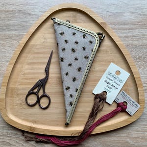 Embroidery Scissors Needles Case Metal Clasp Bee Needlework Tools Storage Pouch Travel Sewing Kit Organizer Quilter Gift Cross Stitch Holder