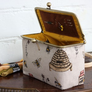 Bee Sewing Box Needlework Case Cross Stitch Embroidery Storage Travel Punch Needle Tools Holder Quilter Scissors Pouch Craft Organizer 画像 1