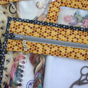 Bolsa organizadora de bordado con cremallera y ventana de vinilo para proyectos de punto de cruz en proceso. imagen 9