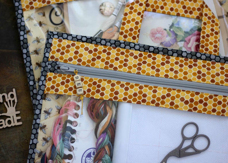 Bolsa organizadora de bordado con cremallera y ventana de vinilo para proyectos de punto de cruz en proceso. imagen 9