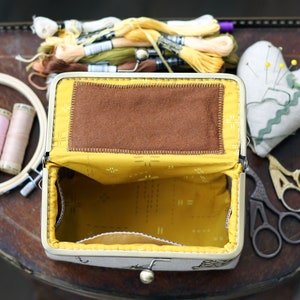 Bee Sewing Box Needlework Case Cross Stitch Embroidery Storage Travel Punch Needle Tools Holder Quilter Scissors Pouch Craft Organizer 画像 5