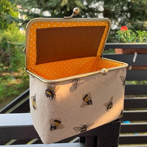 Bee Sewing Box Needlework Case Cross Stitch Embroidery Storage Travel Punch Needle Tools Holder Quilter Scissors Pouch Craft Organizer Bee