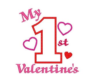Op de afbeelding: Mijn 1e Valentijnsdag ontwerp met een groot rood nummer één, roze harten en de tekst "Mijn 1e Valentijnsdag" in roze.
