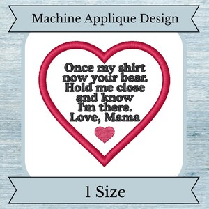 Puede incluir: Diseño de aplique a máquina con un corazón rojo y el texto bordado: "Once my shirt now your bear. Hold me close and know I'm there. Love, Mama." Un pequeño corazón rosa está debajo. El texto "1 Size" está en la parte inferior.