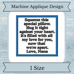 Könnte beinhalten: Maschinen-Applikationsdesign mit blauem Rand und Text, der lautet: "Squeeze this special pillow. Hug it tight against your heart. It's filled with all my love for you, now that we're apart. Love, Nana".