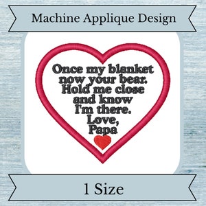 Könnte beinhalten: Rotes herzförmiges Applikationsdesign mit dem Text "Once my blanket now your bear. Hold me close and know I'm there. Love, Papa".