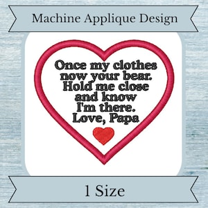 Puede incluir: Diseño de aplique de máquina con un corazón rojo y el texto "Once my clothes now your bear. Hold me close and know I'm there. Love, Papa" en negro.