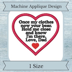 Puede incluir: Diseño de aplique de máquina en forma de corazón rojo con el texto "Once my clothes now your bear. Hold me close and know I'm there. Love, Dad".