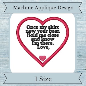 Puede incluir: Diseño de bordado a máquina de un corazón rojo con el texto "Once my shirt now your bear. Hold me close and know I'm there. Love," en texto negro.