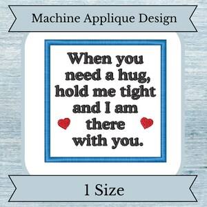 Può includere: Design di applique per macchina con il testo "Quando hai bisogno di un abbraccio, stringimi forte e sono qui con te." con due cuori rossi.