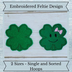 Può includere: Due disegni di trifogli in feltro verde. Un trifoglio ha un contorno cucito e un fiocco rosa. L'altro trifoglio ha un contorno cucito. Il testo "Embroidered Feltie Design" e "2 Sizes - Single and Sorted Hoops" sono visualizzati.
