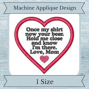 Könnte beinhalten: Maschinenstickerei-Design eines roten Herzens mit dem Text "Once my shirt now your bear. Hold me close and know I'm there. Love, Mom" in Schwarz.