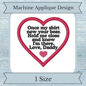 Op de afbeelding: Machine borduurontwerp van een rood hart met de tekst "Once my shirt now your bear. Hold me close and know I'm there. Love, Daddy" in zwart.
