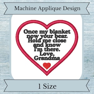 Puede incluir: Diseño de bordado a máquina de un corazón rojo con el texto "Once my blanket now your bear. Hold me close and know I'm there. Love, Grandma".