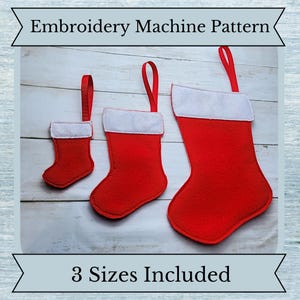 Peut inclure: Trois chaussettes de Noël en feutre rouge avec une bordure blanche, de différentes tailles. Les chaussettes sont accrochées sur un fond en bois blanc. Le texte "3 tailles incluses" est en bas de l'image.