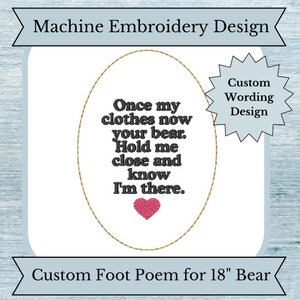 Puede incluir: Diseño de bordado a máquina con el texto "Once my clothes now your bear. Hold me close and know I'm there." en hilo negro, un corazón rosa y un borde ovalado dorado. El diseño es para un oso de 45.72 cm.