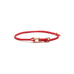 Pax Rött Armband, Handgjort Smyckedesign, 18k Guldpläterad Brons, Rödflätad Vaxad Tråd, Unik Presentidé