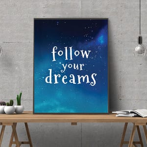 „Follow Your Dreams“ Poster – Sternenklarer Nachthimmel – Inspiration Zitat Druck – Skurrile motivierende digitale Kunst für Schlafzimmer, Wohnheim oder Büro
