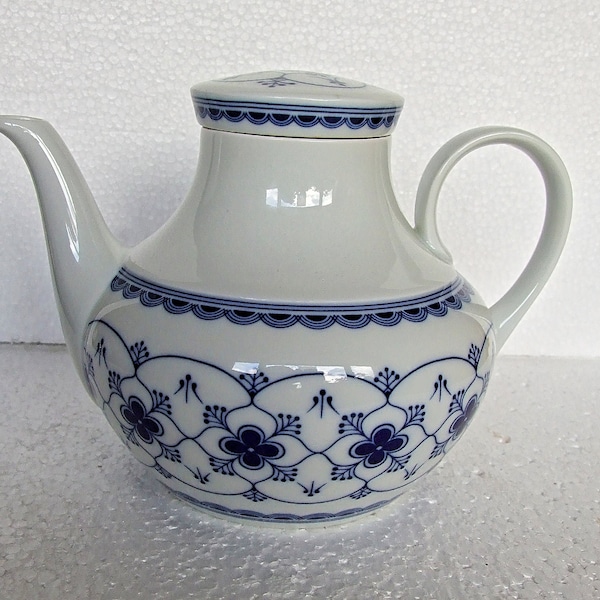 Arzberg Hutschenreuther 2.5 pint Teapot in Blue Danish Style Pattern  World Wide Postage