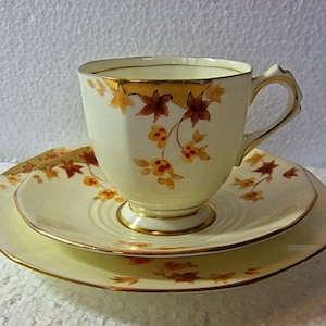 Art Deco Plant Toscan Hand emailliert und Gold Muster Trio Tasse Untertasse und Beistelltisch