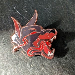 Cão do Inferno - Broche de Esmalte Duro