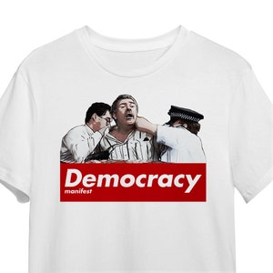 ICONIC T-shirt This Is Democracy Manifest | Grappige succulente Chinese maaltijdman | Charles Dozsa Meme-T-shirt