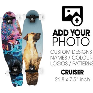 Könnte beinhalten: Zwei individuell gestaltete Cruiser-Skateboards. Ein Skateboard zeigt ein farbenfrohes abstraktes Design, während das andere einen Hund zeigt. Die Skateboards sind 26,8 Zoll lang und 7,5 Zoll breit.