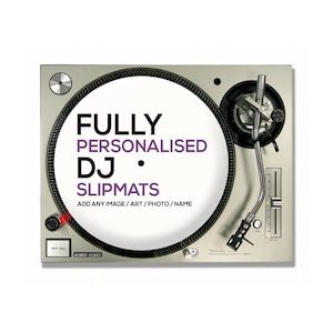 Può includere: Un giradischi argentato con un tappetino bianco che dice "FULLY PERSONALISED DJ SLIPMATS ADD ANY IMAGE / ART / PHOTO / NAME" in testo nero e viola.
