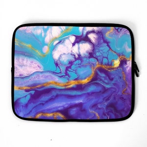 Könnte beinhalten: Abstrakte Laptop-Hülle mit einem wirbelnden Muster aus Lila, Blau und Gold. Das Design ähnelt einem Marmoreffekt.