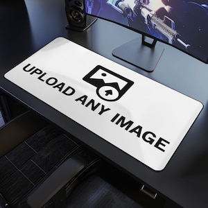 Puede incluir: Una alfombrilla de escritorio blanca con el texto "UPLOAD ANY IMAGE" y un icono negro de un marco de imagen con una flecha apuntando hacia arriba.